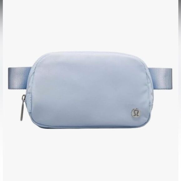 LULULEMON ATHLETICA LADIES EVERYWHERE BELT BAG IN PASTEL BLUE WATER RESISTANT - Picture 1 of 4
